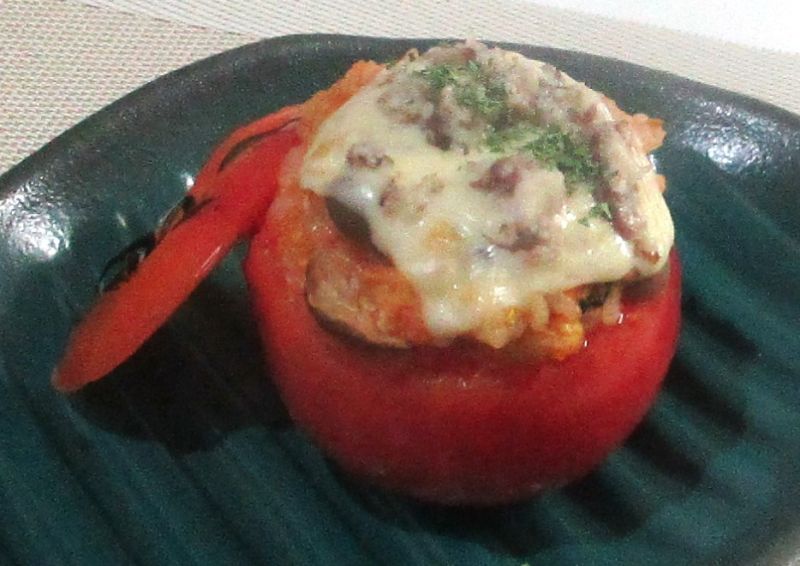 きのこ混ぜてのせたトマトカップ焼きリゾット