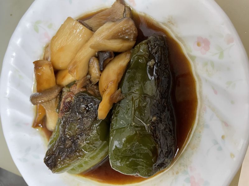 ピーマンの肉詰めエリンギ添え