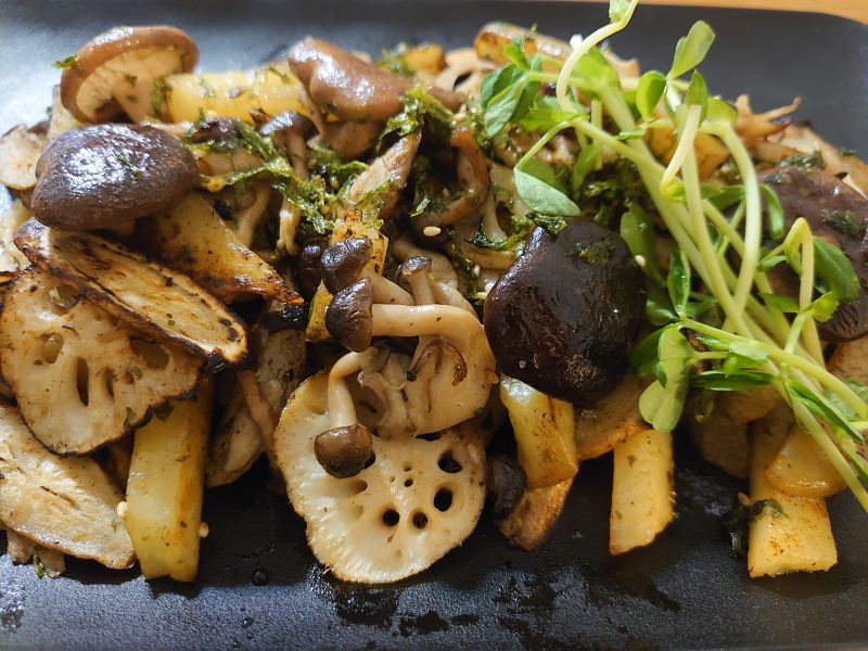 ひらたけと根菜のあおさバター香草焼