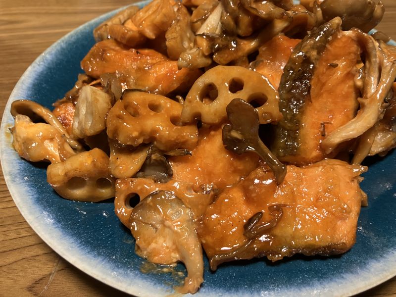 舞茸と鮭と蓮根のオーロラソース炒め