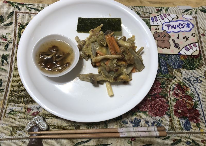 しめじ納豆根菜のミックスかき揚げ、とろ〜りなめこダレを添えて〜