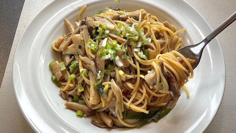 松茸のお吸い物でワンパンきのこパスタ