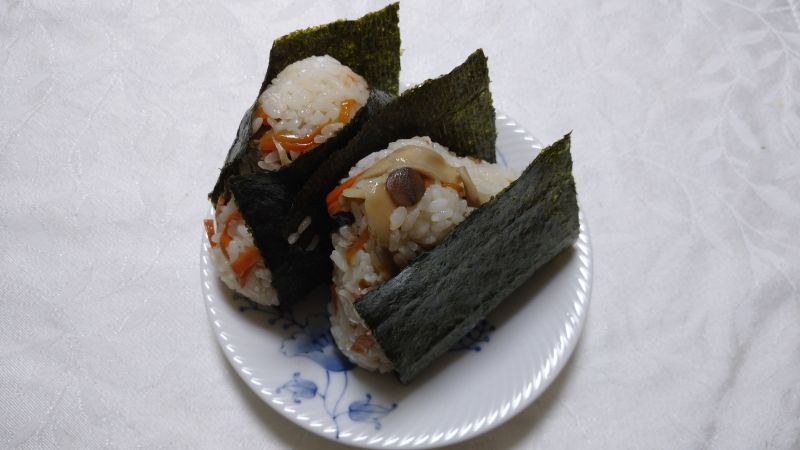 舞茸と椎茸の混ぜご飯おにぎり