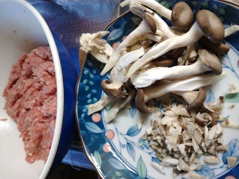霜降りひらたけとピーマンの肉詰め