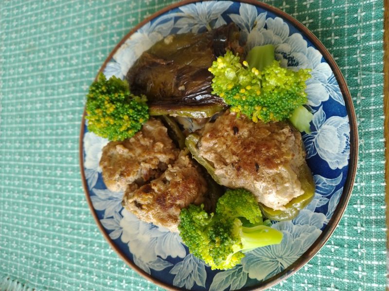 霜降りひらたけとピーマンの肉詰め