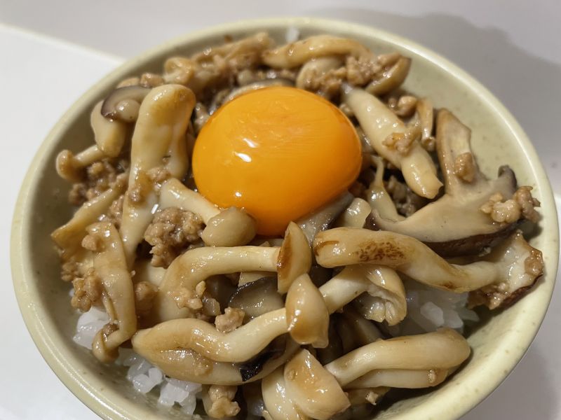 きのこの塩麹そぼろ丼