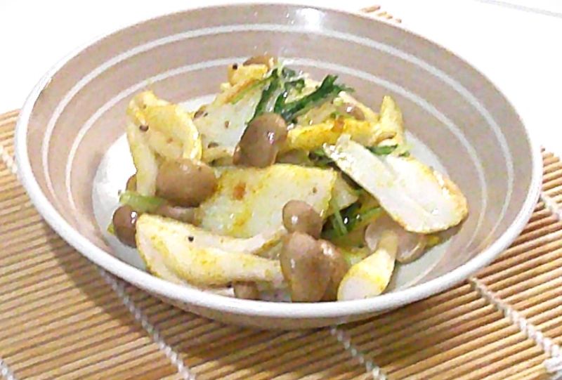 簡単!ブナシメジと白かまぼこのスパイシーナムル