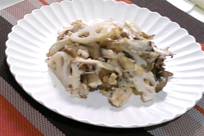 マイタケとれんこんの鶏そぼろ炒め