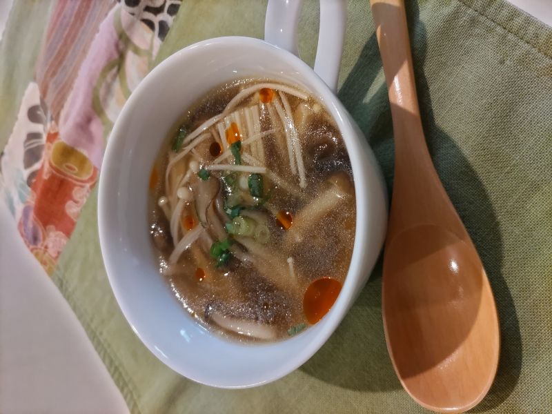 3種のキノコのすっぱ辛スープ