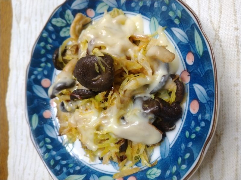 ひらたけとキャベツ蒸し焼きとろけるチーズのせ
