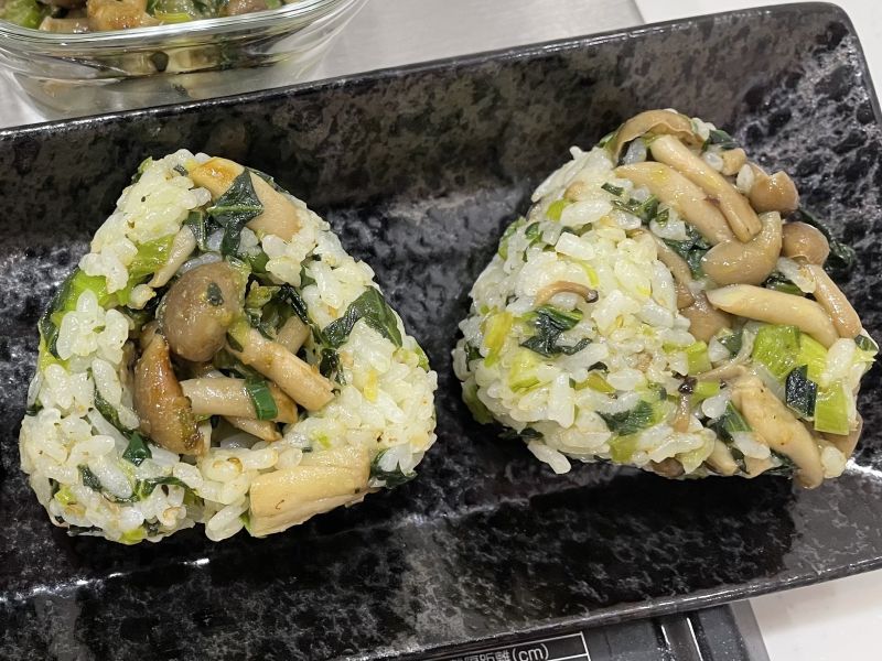 キノコと緑のおにぎり