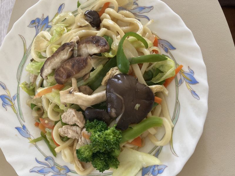きのこと春野菜でヘルシー減塩焼きうどん