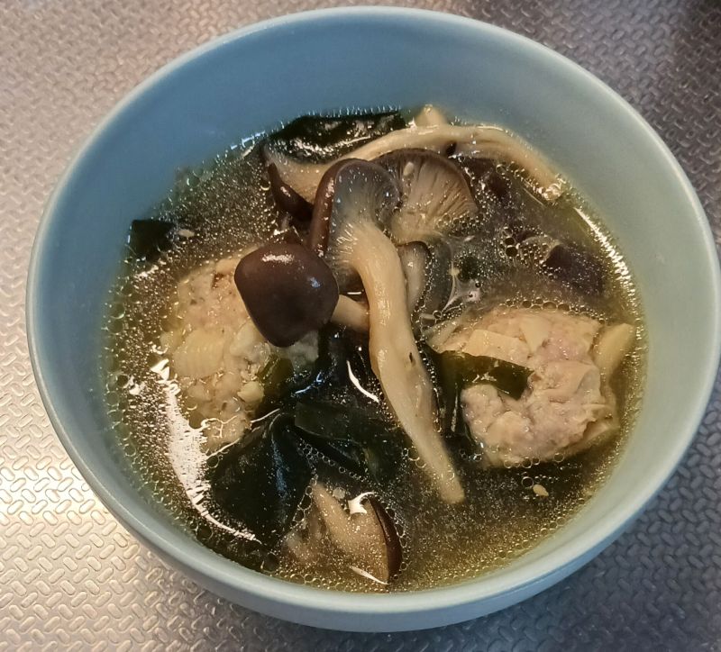 家族で食べる霜降りひらたけと筍入り肉だんごの栄養たっぷり中華スープ　