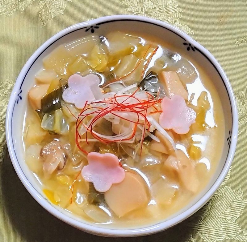きのこと春の野菜たっぷりのお花のスープ