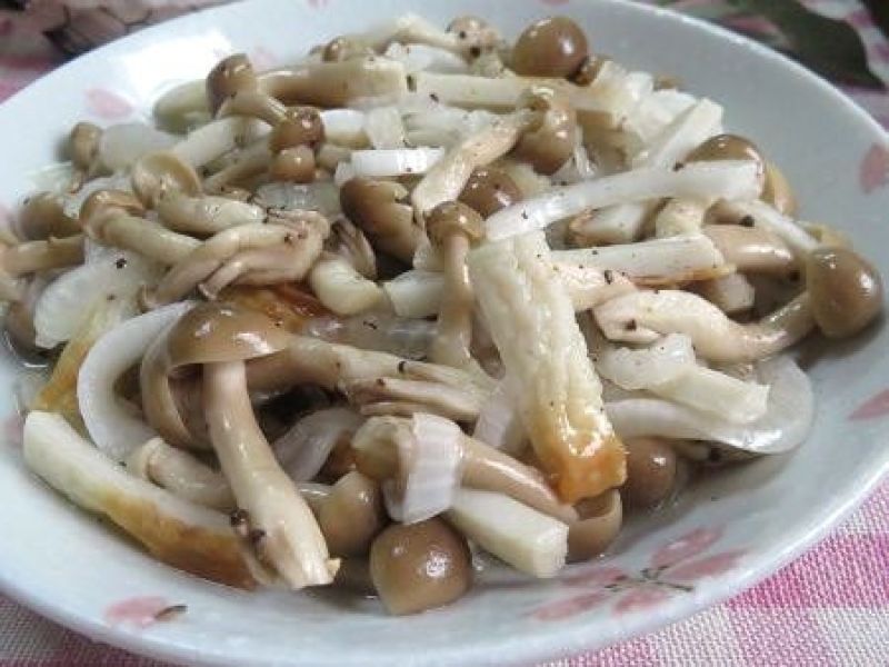 冷やして食べたい♪　ブナシメジと新玉ねぎとちくわのマリネ