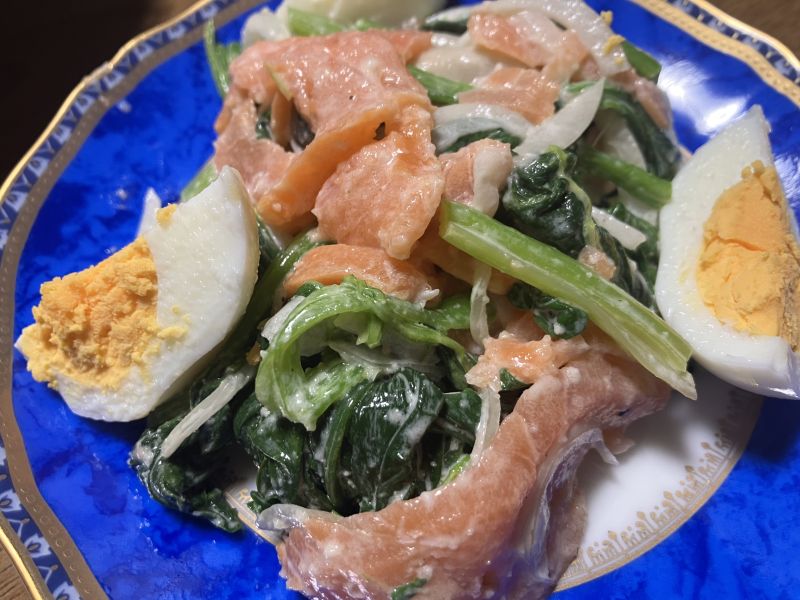 スモークサーモンとしめじ、ほうれん草のヨーグルトサラダ