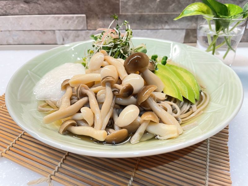 キノコとアボカドの冷やしとろろ蕎麦♪