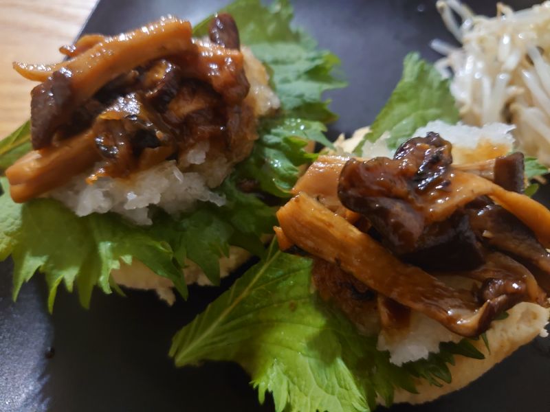 梅だれきのことおろし紫蘇のおからバーグ