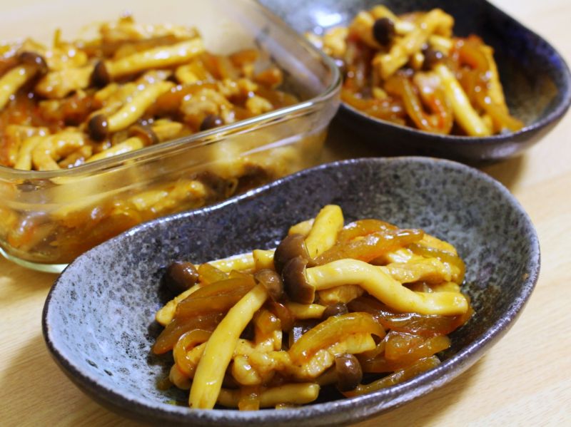すいかの皮とブナシメジの甘辛カレー炒め