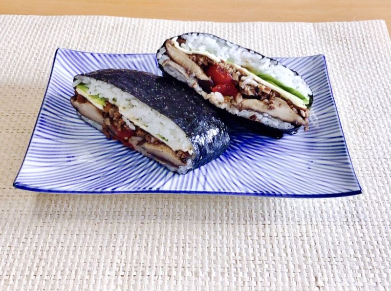 シイタコライスのおにぎらず
