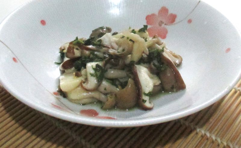 きのこ2種のにんにく青じそくるみ和え