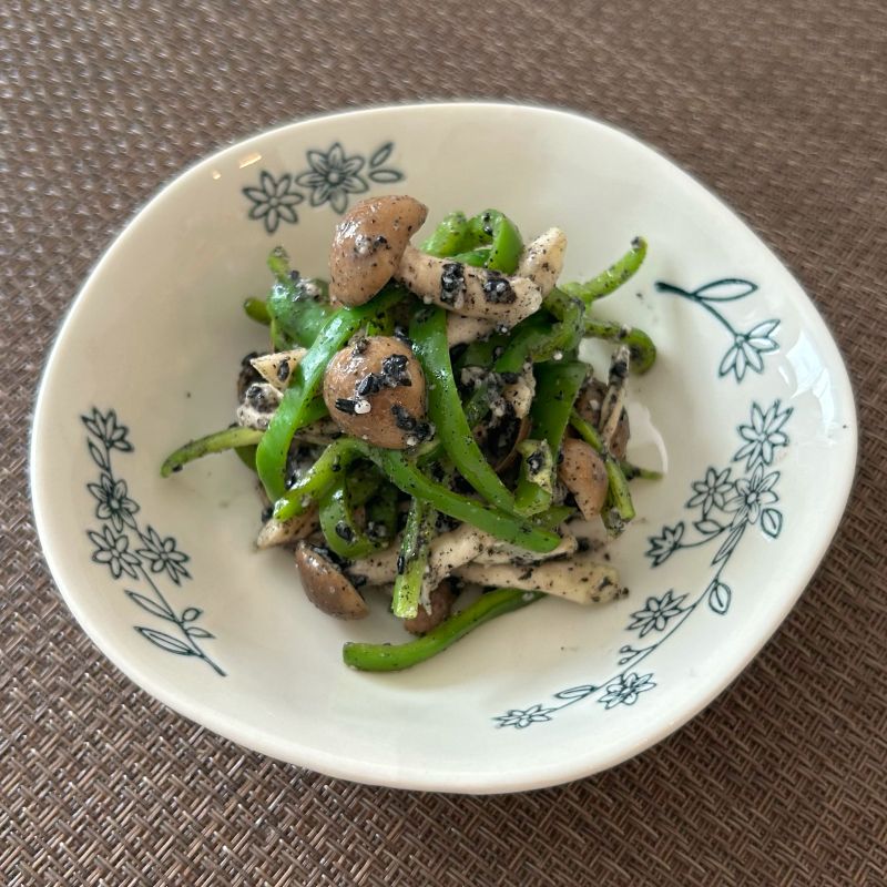 滋味深い♪きのことピーマンの塩麹黒和え