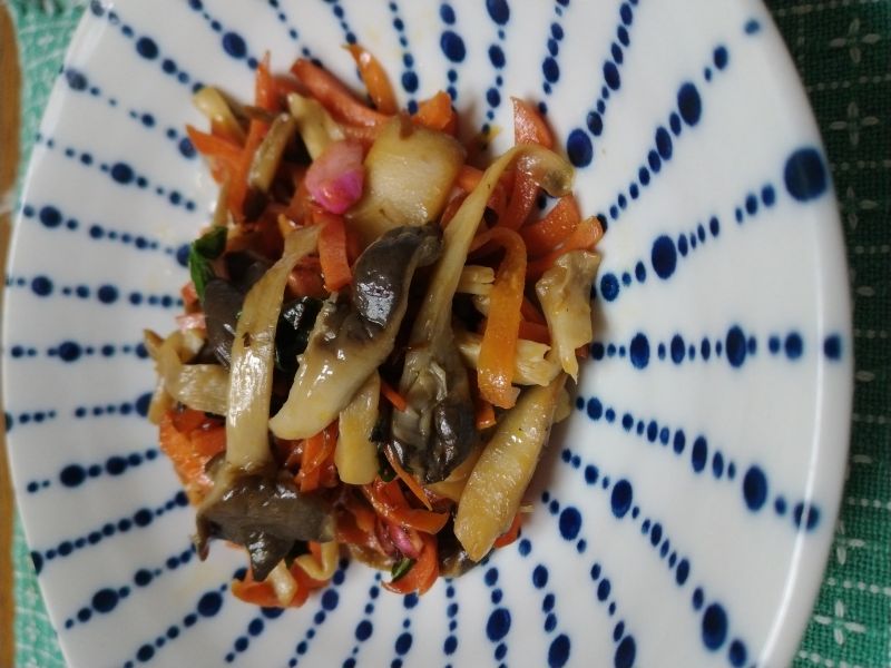 エリンギと霜降りひらたけ入り大葉の醤油炒め