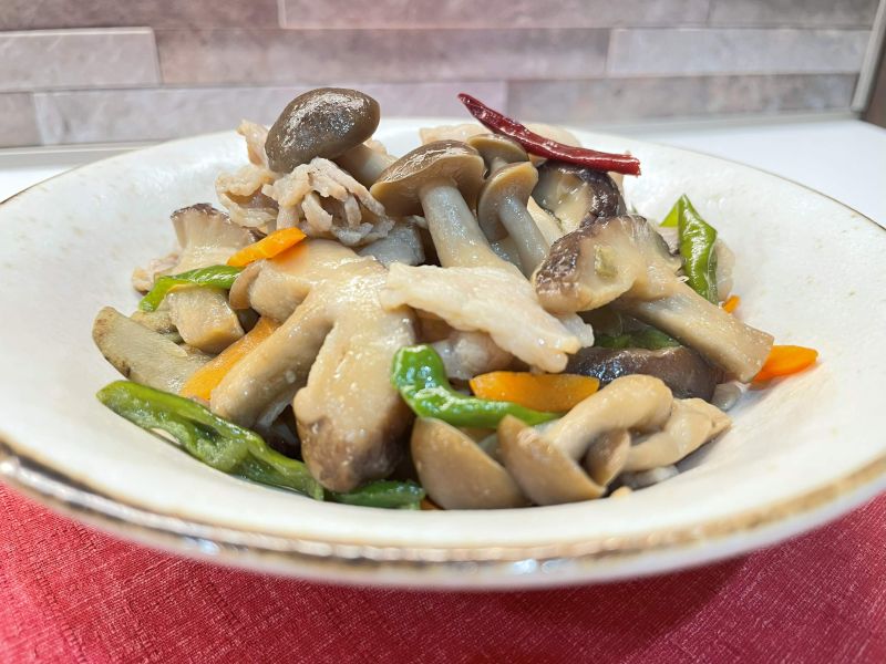 アレンジできる常備菜！キノコと豚肉のきんぴらごぼう♪
