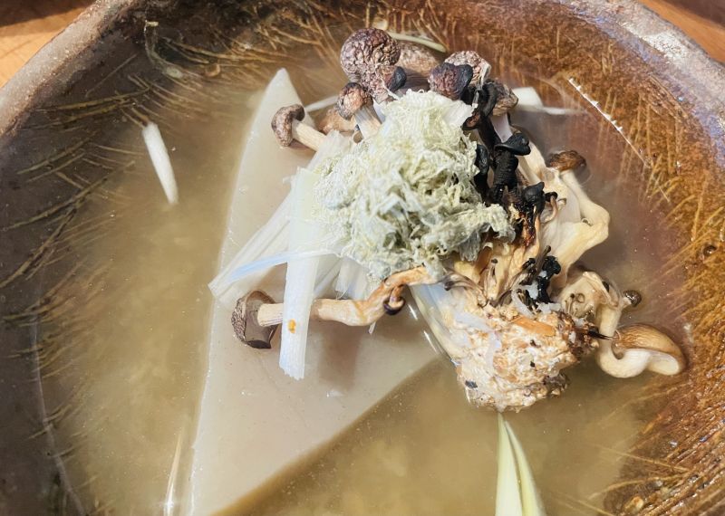 焼きぶなしめじと焼きこんにゃくのおでん風スープ