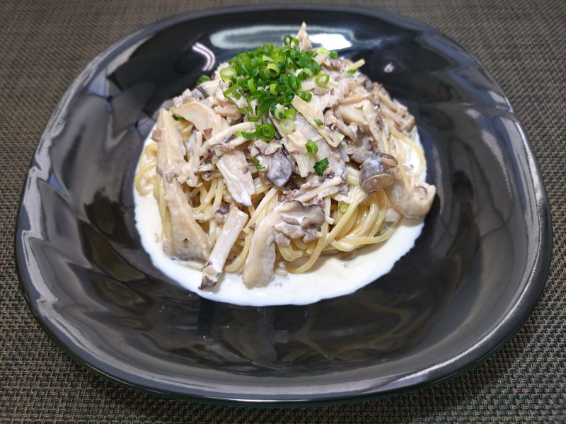 たっぷりきのこと燻りがっこのクリームパスタ