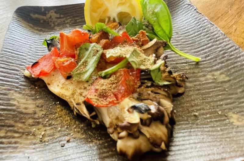 舞茸ピザ　アリオリソース風を添えて