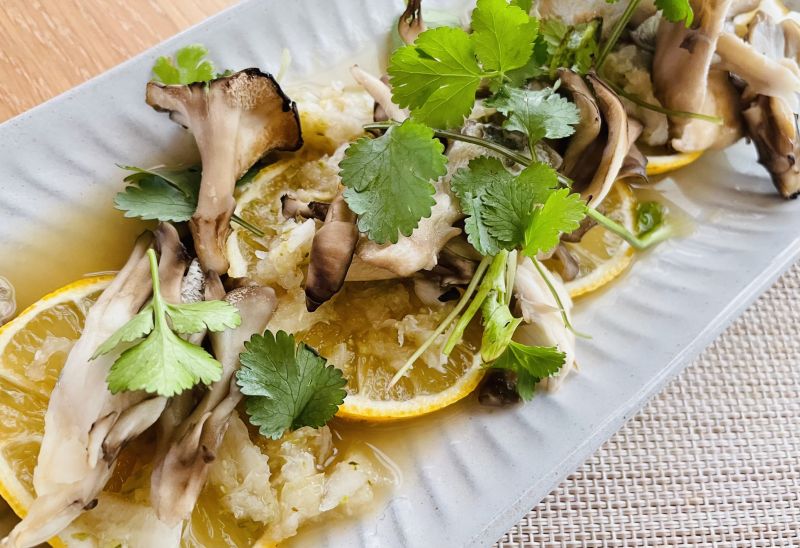 舞茸グリルの柚子玉ねぎソースサラダ　香草添え