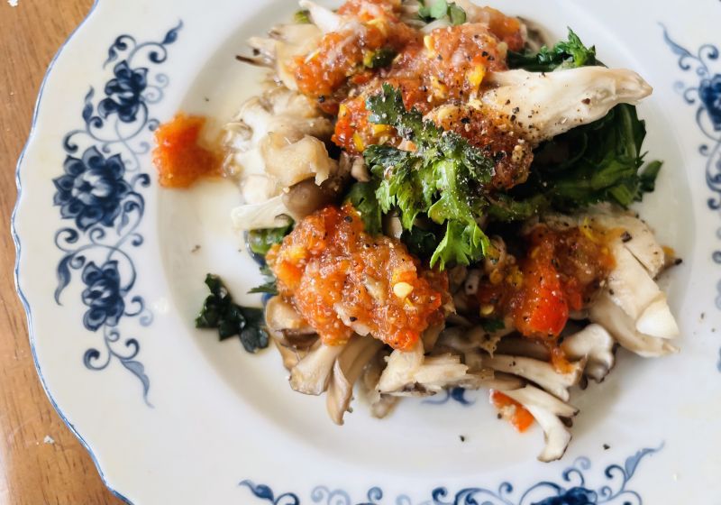 舞茸と春菊のホットサラダ　柿のドレッシングで