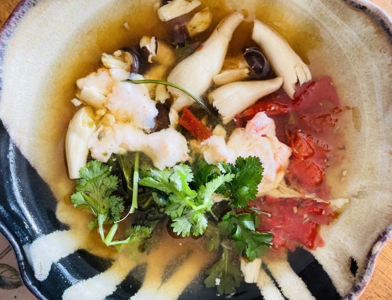 しめじと春菊、トマトの生姜カレースープ　柿のサワークリーム風のっけ