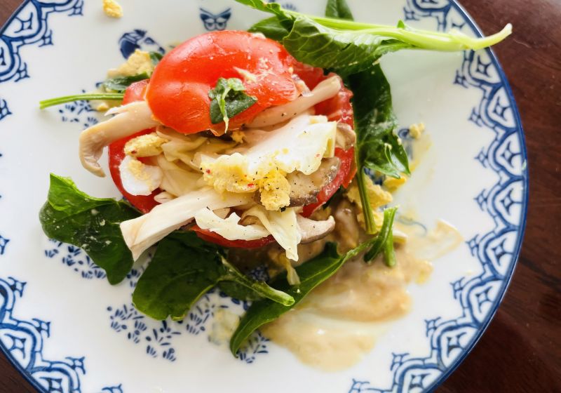 エリンギと白菜のトマトカップサラダ　ミモザ風　ヨーグルトのソースを添えて