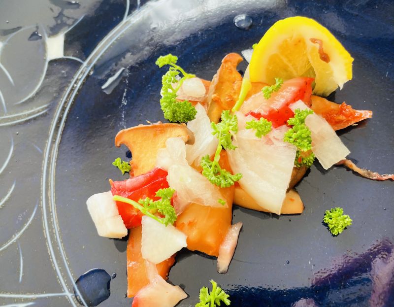 エリンギのソテー　イチゴと玉ねぎの柑橘ソースで