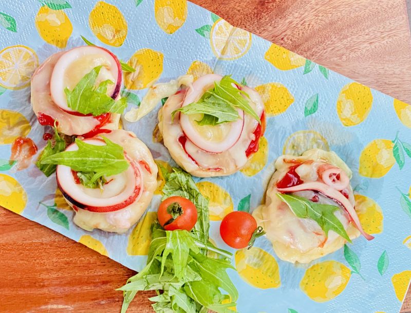 のせて焼くだけ！「エリンギとイカのピザ」