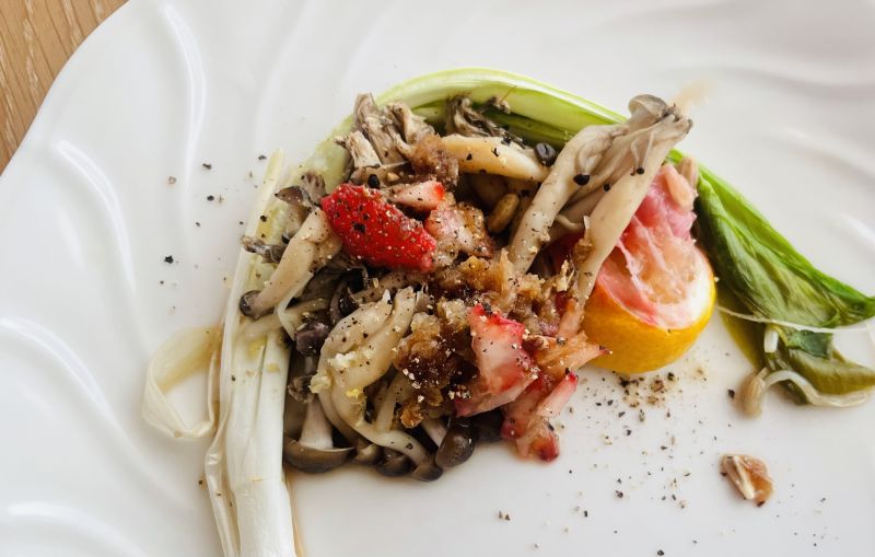 蒸ししめじとうるいの春ソース添え