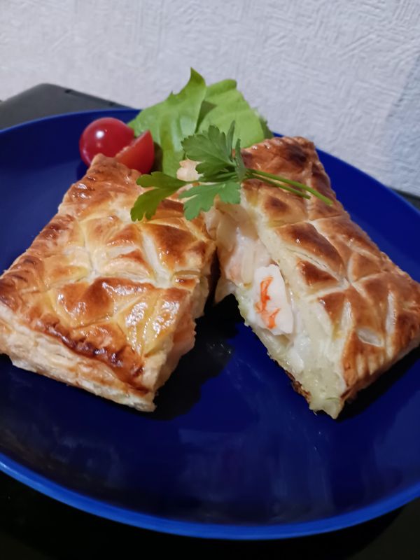 ヒハツ風味のブナピーと新玉ねぎのパイ