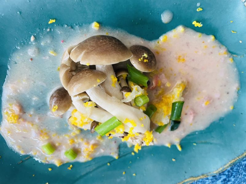 蒸しぶなしめじの苺ゆずのヨーグルトソースがけ