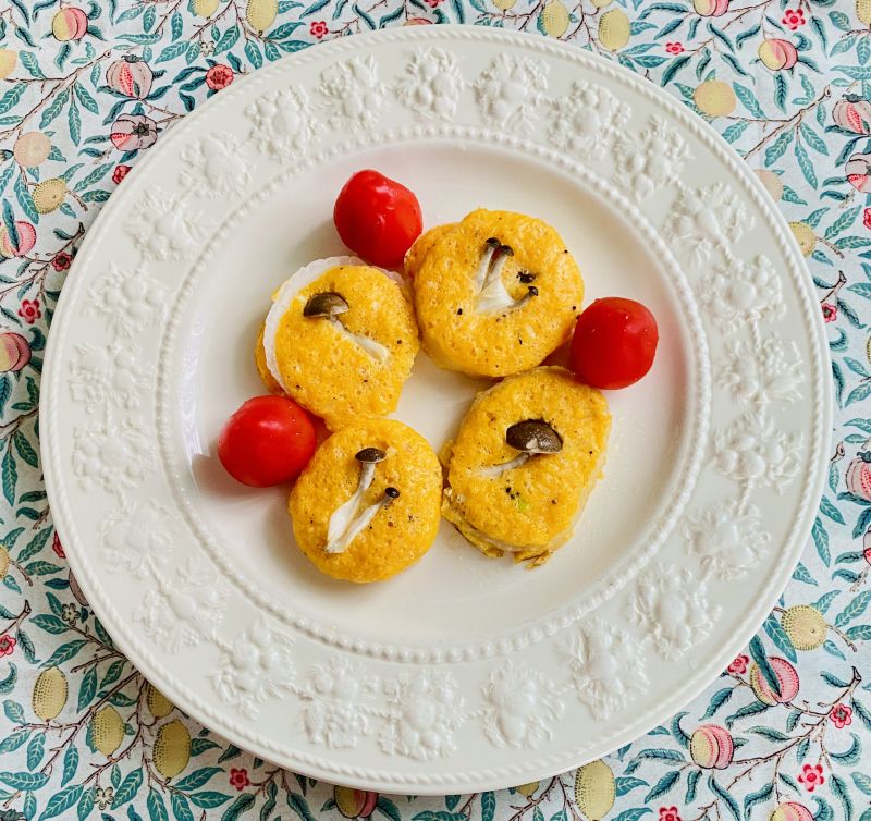 ブナシメジのオニオンリングオムレツ