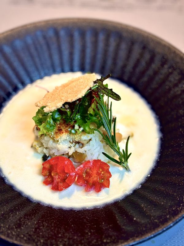 【野沢菜とキノコの焼きリゾット〜ワサビバターミルクソース〜チーズのチュイル】