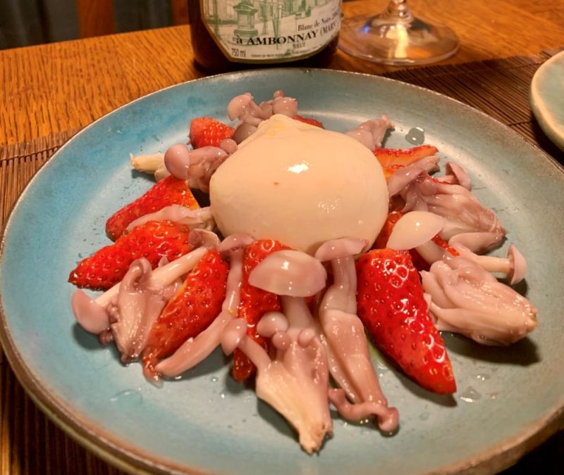 春色ブナピーと苺とブッラータのサラダ