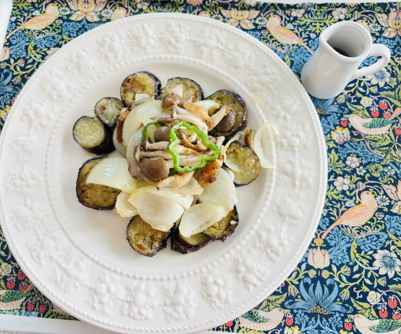 ブナシメジと新玉、茄子、ピーマンのニンニクオリーブ炒め、ポン酢でさっぱり！