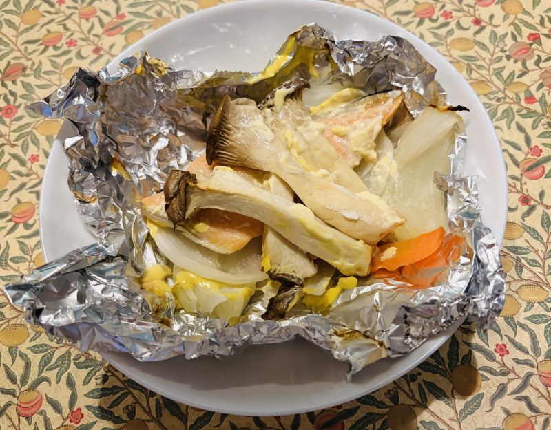 包んで焼くだけ！エリンギと塩鮭のホイル焼き