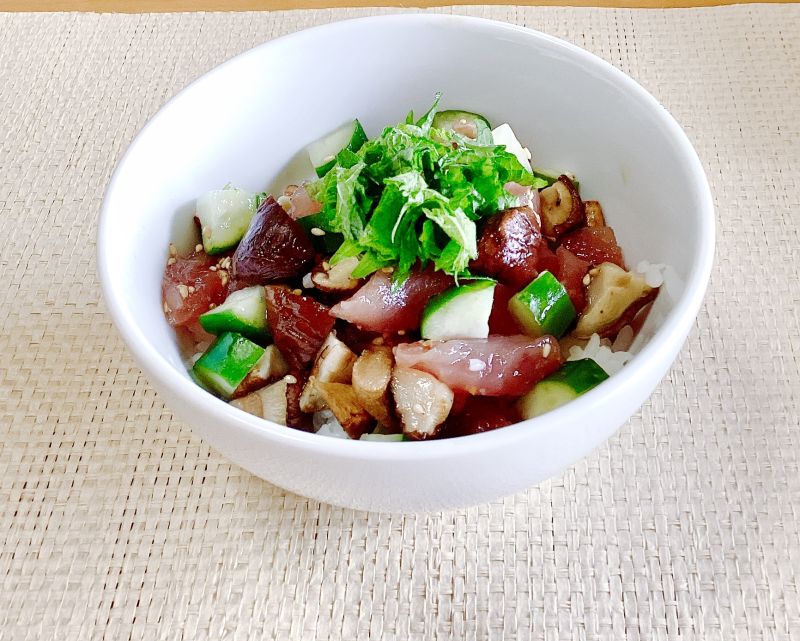 マグロ・焼き椎茸・きゅうりの糠漬けのポキ丼