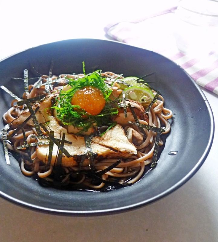 焼きキノコのもみじおろし柚子胡椒冷やしそば