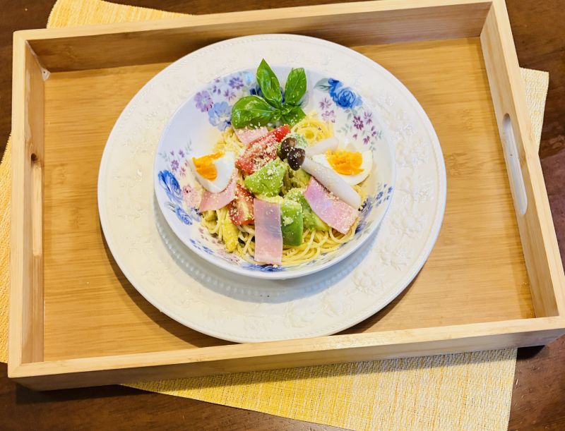 ブナシメジ、アボガド、トマトの冷製バジルパスタ