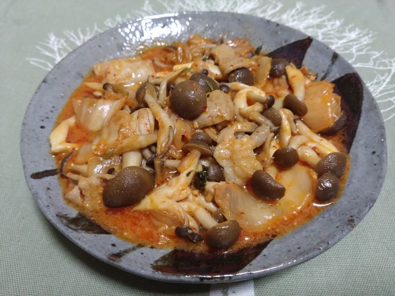 しめじとホルモンのキムチ炒め