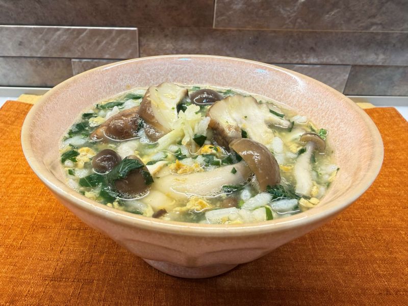 とろっと美味しい！キノコとモロヘイヤのたまご雑炊♪